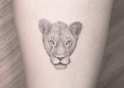 microrealismo tattoo de una leona