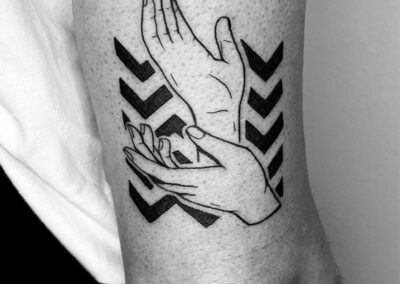 blackwork tattoo de manos