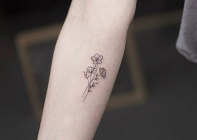 tatuajes pequeños mujer de una flor