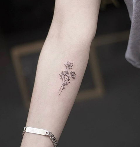 tatuajes pequeños mujer de una flor