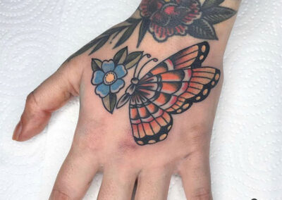 tatuajes old school de una mariposa