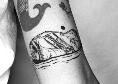 blackwork tattoo de lata de cerveza