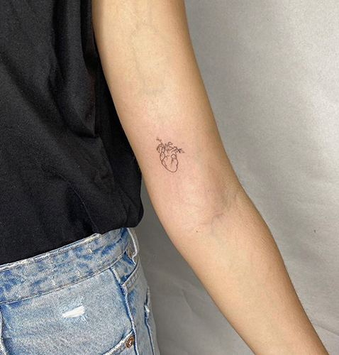 tatuajes pequeños mujer de un corazón