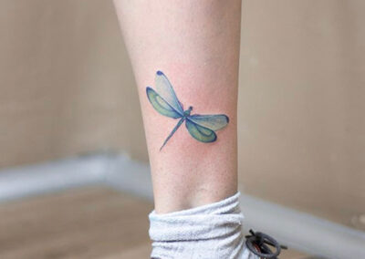 tatuajes para mujer de una libélula