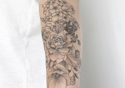 tatuajes en el brazo mujer de flores
