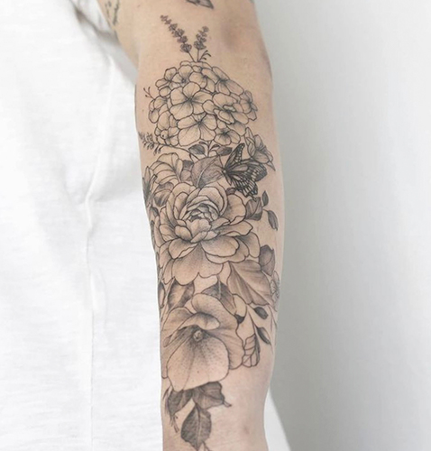 tatuajes en el brazo mujer de flores