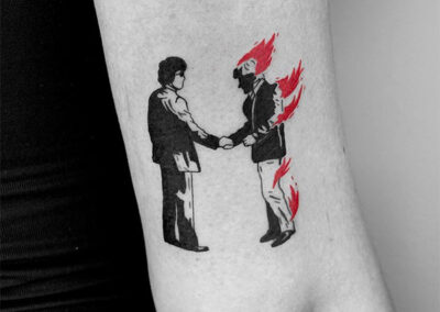 Tatuaje en rojo y negro en estudio de tatuajes en Madrid
