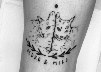 Blackwork tattoo de gatos en estudio de tatuajes en Madrid