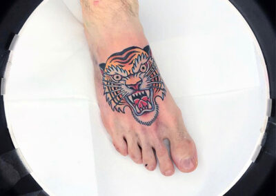 Tatuajes old school de un tigre