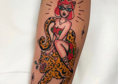 Pin up tattoo de mujer y tigre en Madrid