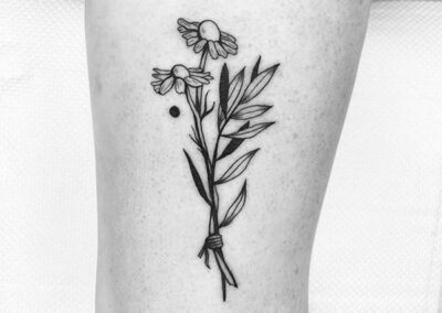 Tatuaje blackwork de flores