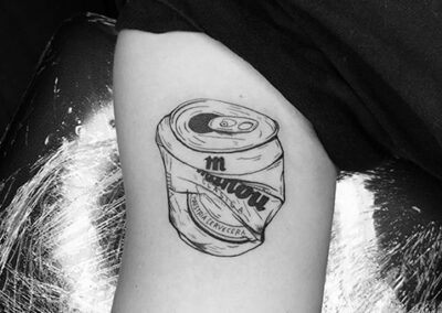 tatuajes brazo hombre cerveza mahón
