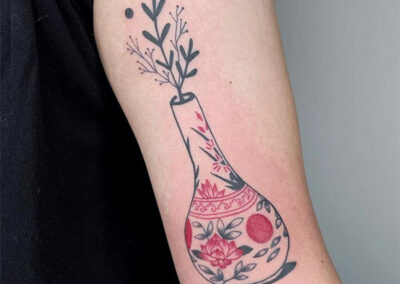 tatuarse en Madrid florero con black and red tattoo