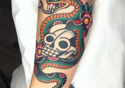 Tatuajes old school de una calavera y una serpiente