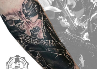 tatuaje de batman y batgirl realizado por tatuadores realismo madrid