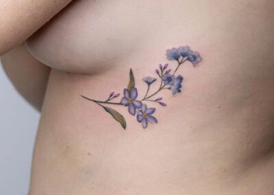 Tattoo de flores para tatuajes bajo el pecho