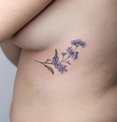 Tattoo de flores para tatuajes bajo el pecho