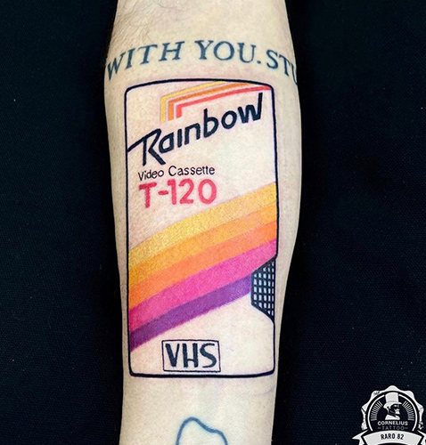 Tatuajes full color de un vhs