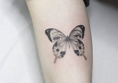 Micro realismo tattoo de una mariposa