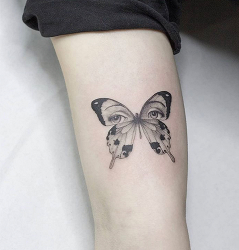 Micro realismo tattoo de una mariposa