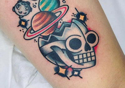 tatuajes old school de una calavera en Cornelius Tattoo