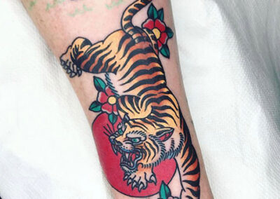 Tatuajes old school de un tigre
