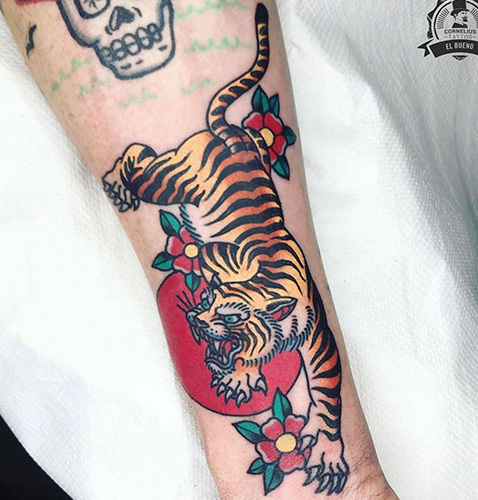 Tatuajes old school de un tigre