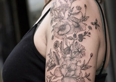 Tatuajes realistas de flores en el brazo