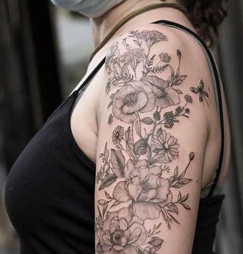 Tatuajes realistas de flores en el brazo
