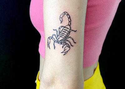 Tattoo brazo mujer de un escorpión