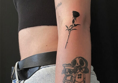 Tatuajes en el brazo mujer de una rosa