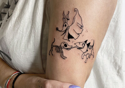 Tatuaje de un perro estilo Tim Burton de Zaida Lenoir