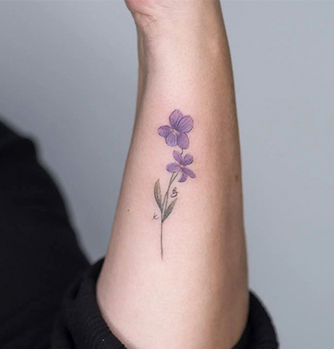 tatuajes pequeños mujer de una flor