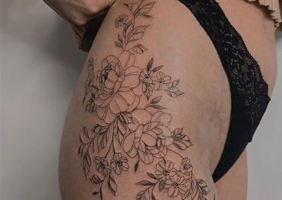 tatuajes flores en pierna de mujer
