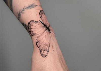 Tatuajes mariposas en muñeca de mujer