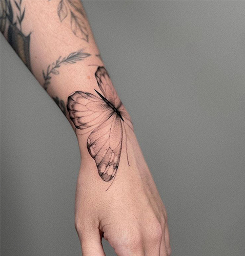 tatuajes pequeños mujer de una flor