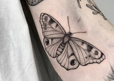 tatuajes mariposas en brazo de mujer