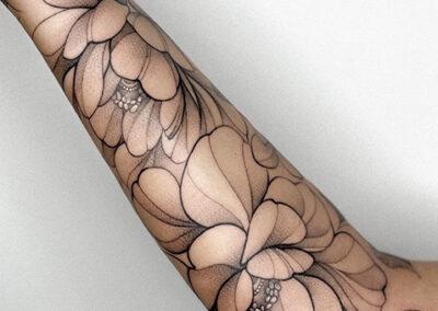 Tatuajes en el brazo mujer de flores