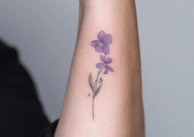 tatuajes en el antebrazo de una flor