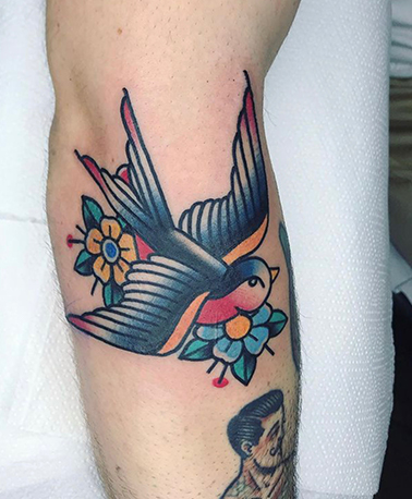 Blackwork tattoo de una ballena en el brazo