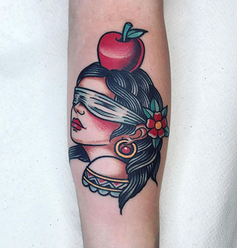 Tatuajes old school mujer y manzana