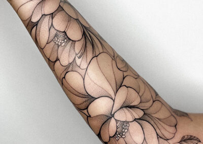 Tatuajes en el brazo mujer de flores