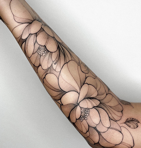 Tatuajes en el brazo mujer de flores