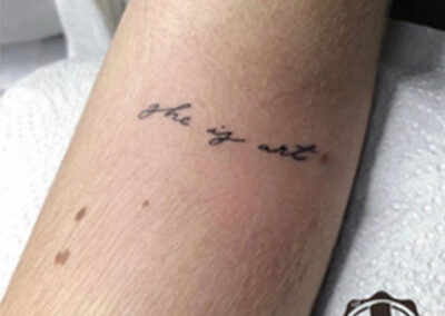 tatuajes de frases she is art brazo | Tatuaje frases | Estilos de tatuaje | Cornelius Tattoo