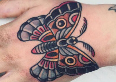 Tatuaje en la mano de una mariposa