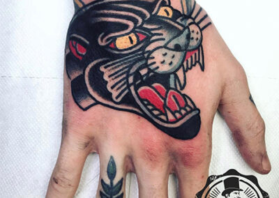 Tatuaje en la mano de una pantera estilo old school