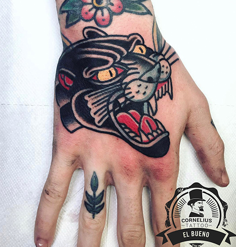 Tatuaje en la mano de una pantera estilo old school