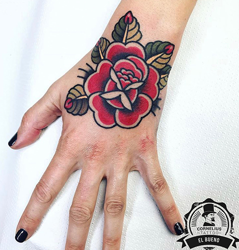 Tatuaje en la mano de una rosa estilo old school