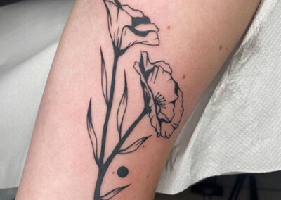 Blackwork tattoo de flores