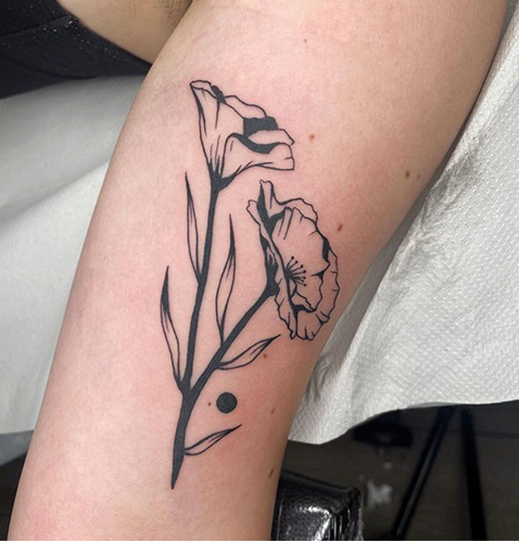 Blackwork tattoo de flores